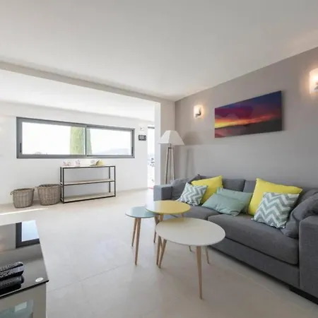 Σπίτι διακοπών Spacious House With Pool - Near