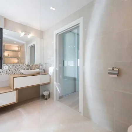 Spacious House With Pool - Near Beach *