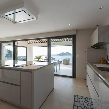 Spacious House With Pool - Near Beach