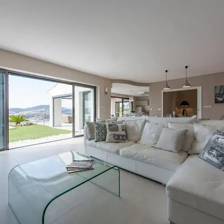 Holiday home Spacious House With Pool - Near Beach *